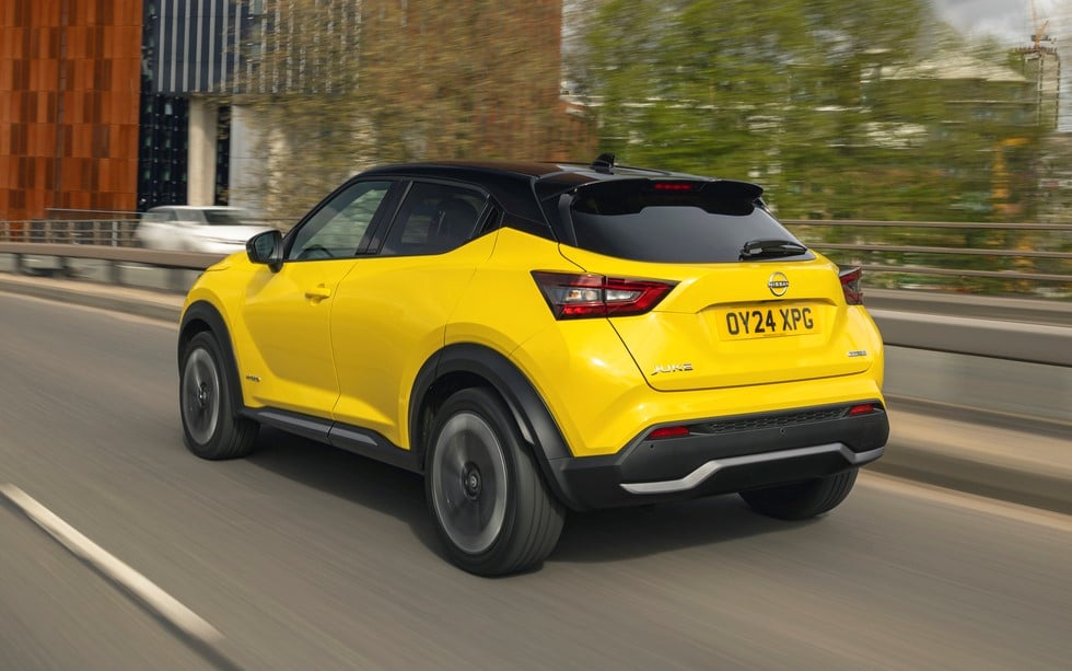 Nissan Juke Hybrid driving